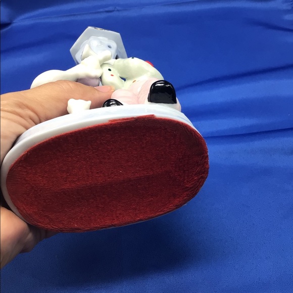 Musician clowns under street light - Picture 2 of 9